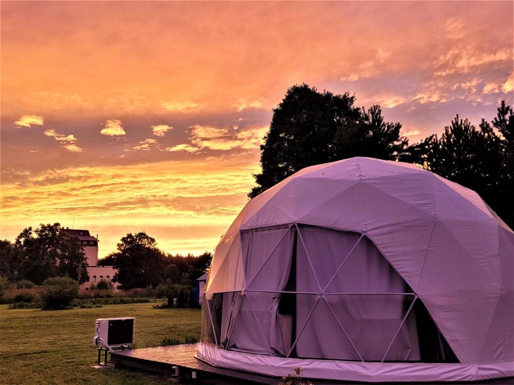Východ nebo západ slunce při pohledu z luxury tent nebo okolí