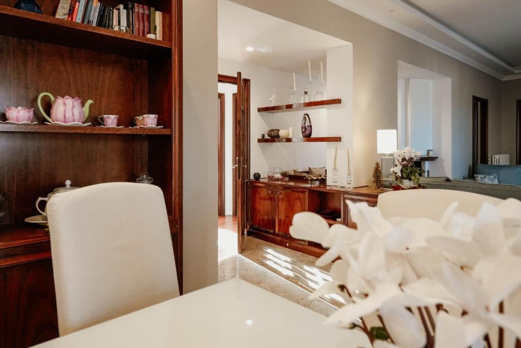 ein Esszimmer mit 2 weißen Stühlen und einem Tisch in der Unterkunft B&b Piazzetta in Fermo
