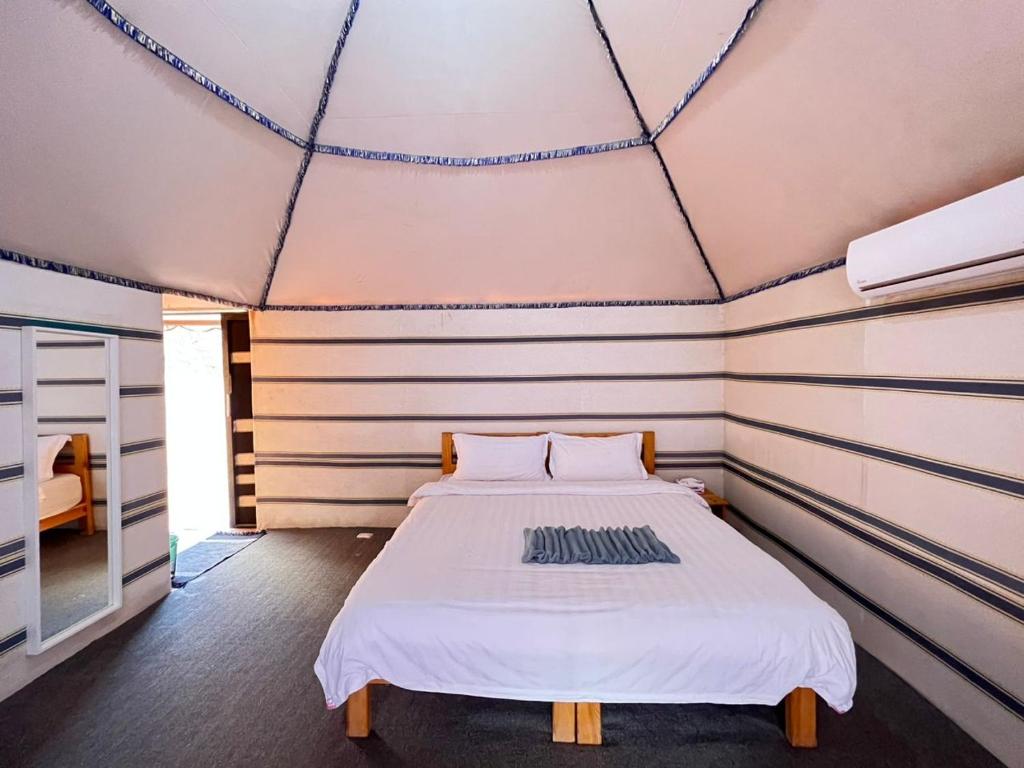 Postel nebo postele na pokoji v ubytování Wadi Rum Camp