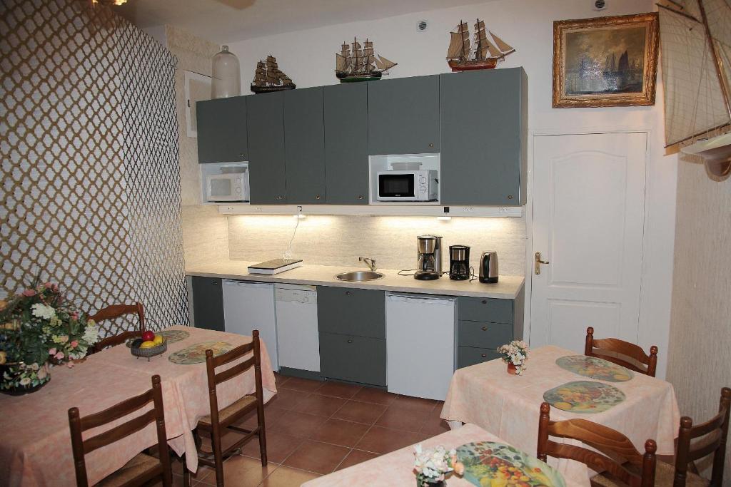 Kuchyň nebo kuchyňský kout v ubytování Hotel Cronstadt