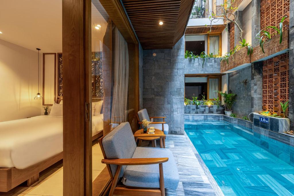 Phòng Deluxe Giường Đôi Cạnh Hồ Bơi Có Ban Công
