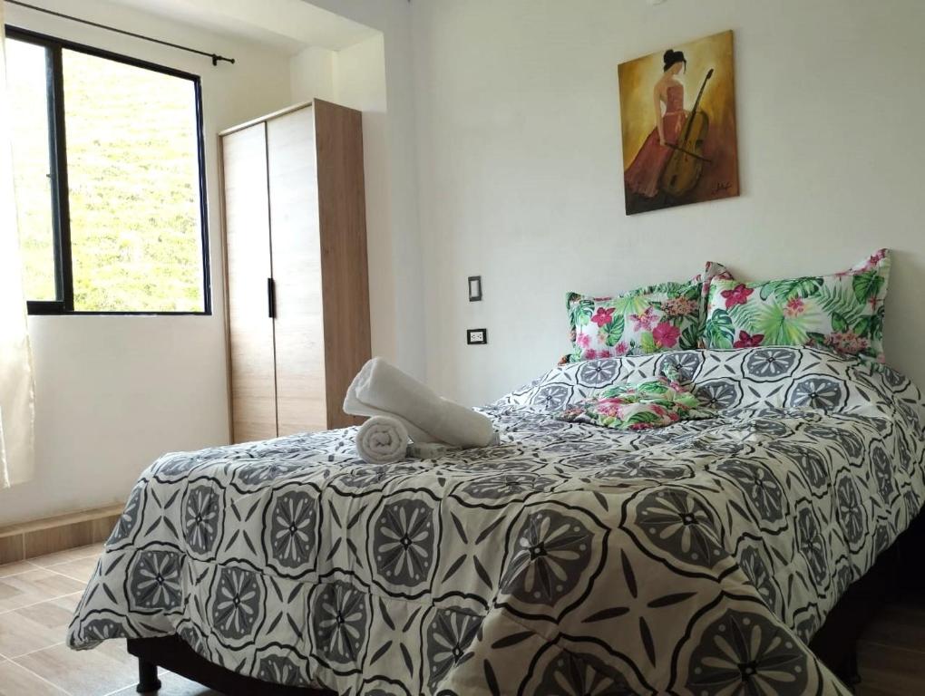 Un dormitorio con una cama en blanco y negro y una ventana en Casa Hotel Castellón en Hispania