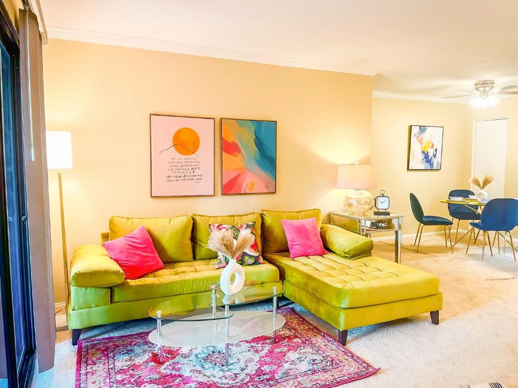 sala de estar con sofá amarillo y mesa en Stylish 2 bedroom near Ontario Airport en Fontana