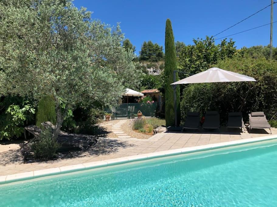 Basen w obiekcie Charming Provençal farmhouse with pool lub w pobliżu
