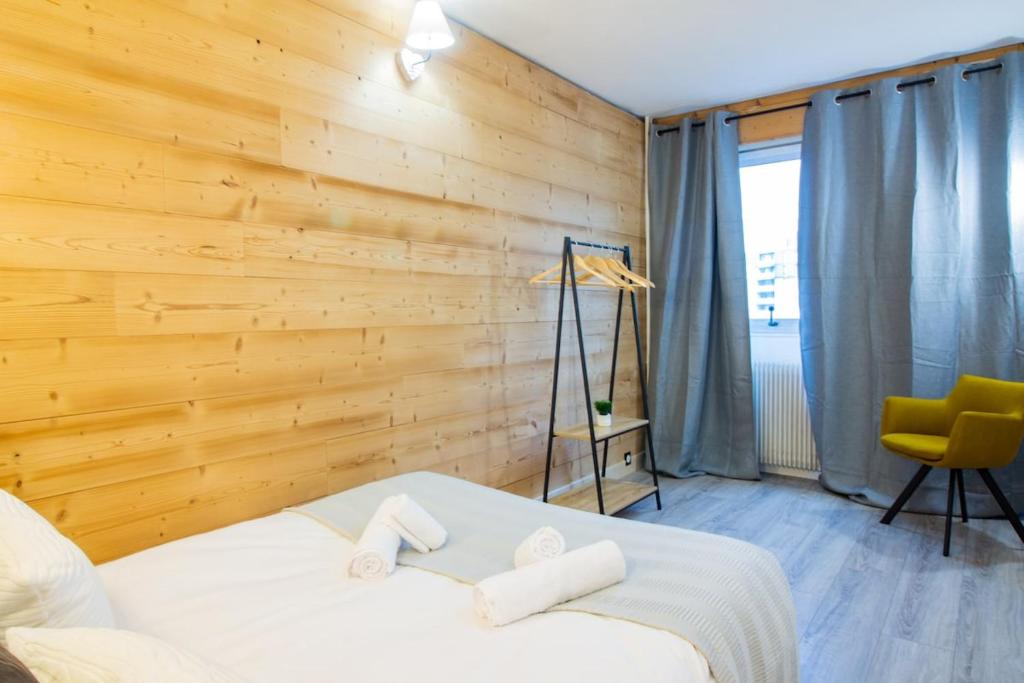 Posteľ alebo postele v izbe v ubytovaní Alpin Mimosa 5 min vieille ville