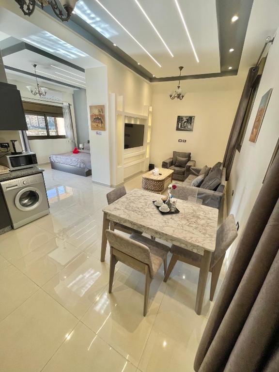 Kuchyň nebo kuchyňský kout v ubytování Villa Mira GuestHouse 2 - Downtown Central Amman - AL DIYRIH