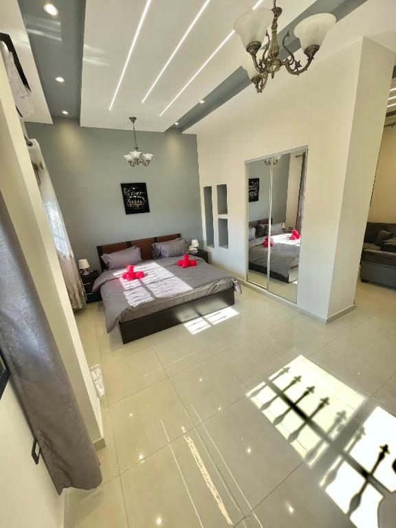Postel nebo postele na pokoji v ubytování Villa Mira GuestHouse 2 - Downtown Central Amman - AL DIYRIH