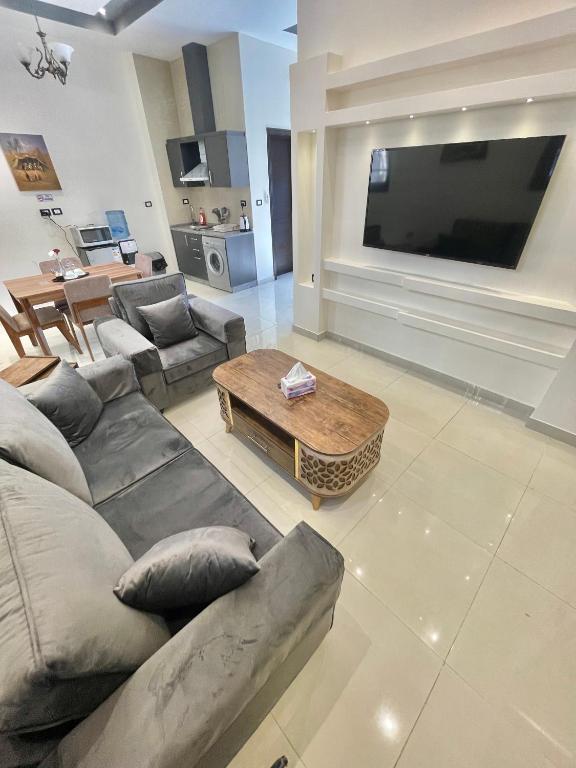 TV a/nebo společenská místnost v ubytování Villa Mira GuestHouse 2 - Downtown Central Amman - AL DIYRIH
