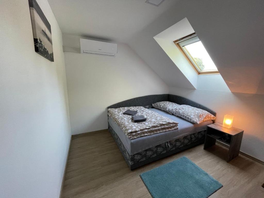 una piccola camera da letto con un letto e una finestra di Ubytování u Šťastných - Starovice a Starovice