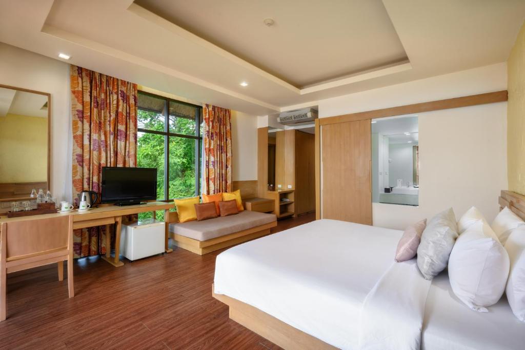 TV a/nebo společenská místnost v ubytování Karon Phunaka Resort