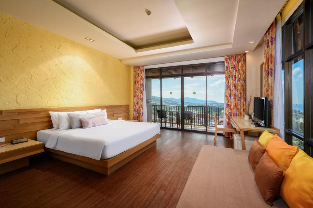 Postel nebo postele na pokoji v ubytování Karon Phunaka Resort