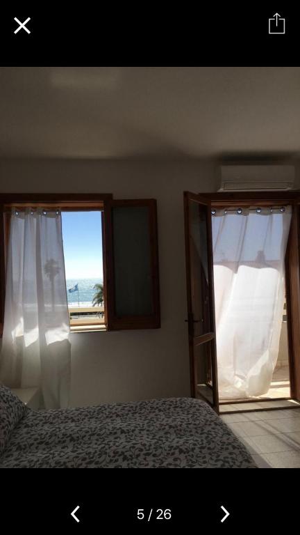 Postel nebo postele na pokoji v ubytování BeachFront Rooms Marina di Ragusa