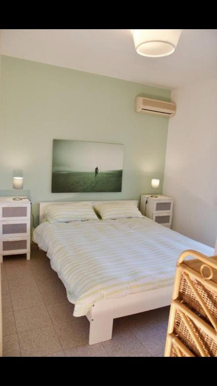 Postel nebo postele na pokoji v ubytování BeachFront Rooms Marina di Ragusa