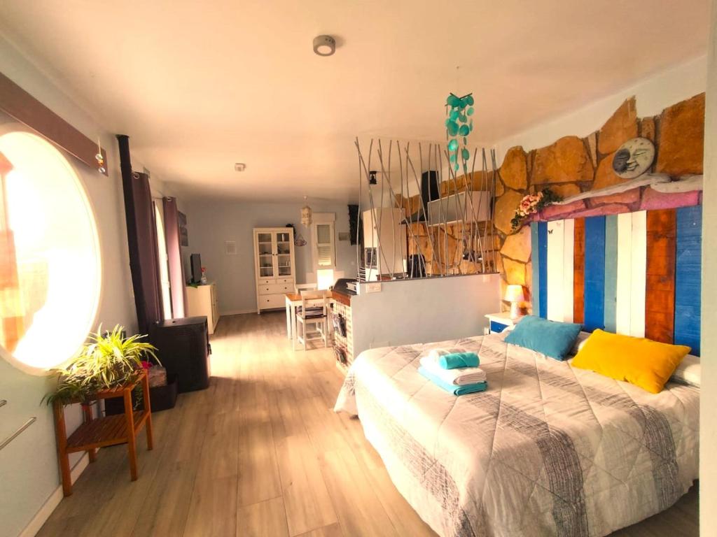 ロブレド・デ・チャベラにあるAlmenaraLove Bellalunaのベッドルーム1室(ベッド1台付)、リビングルームが備わります。