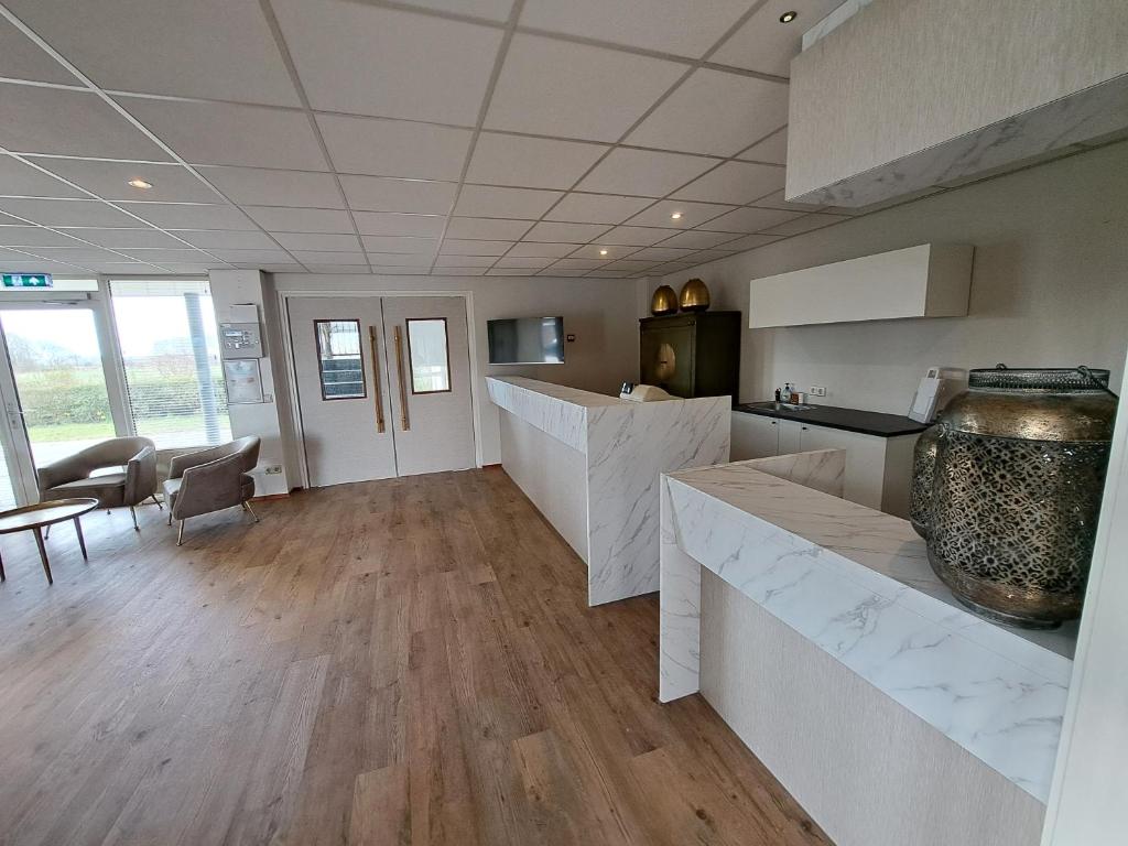 Kuchyň nebo kuchyňský kout v ubytování Seehotel Oostkapelle