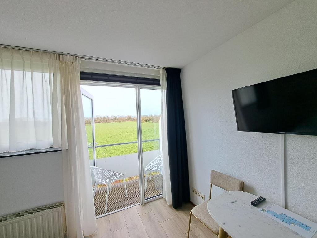 TV a/nebo společenská místnost v ubytování Seehotel Oostkapelle