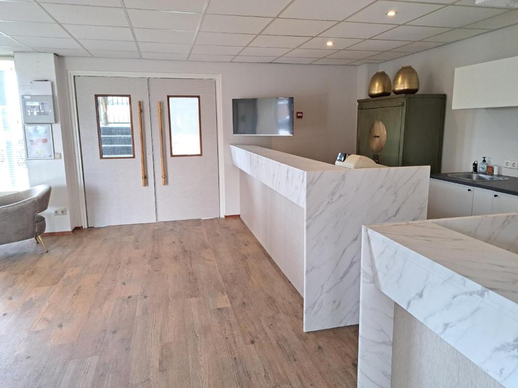Kuchyň nebo kuchyňský kout v ubytování Seehotel Oostkapelle