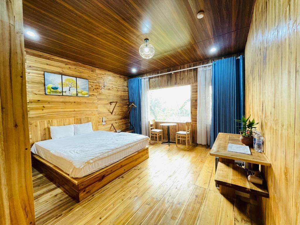 sypialnia z łóżkiem i drewnianą ścianą w obiekcie Tuyet's Homestay w mieście Ninh Binh