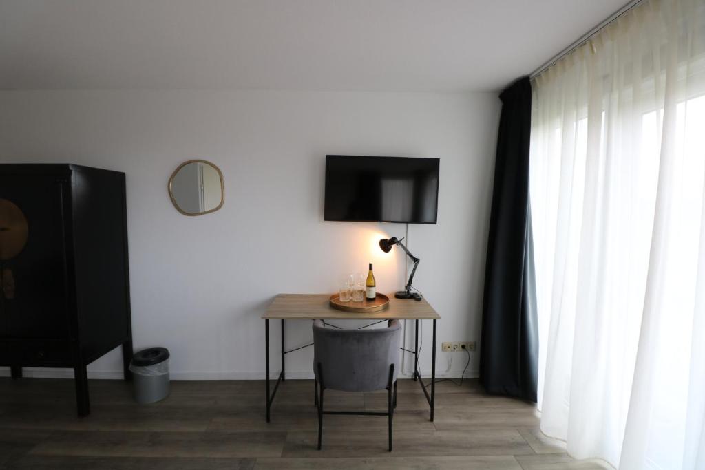 TV a/nebo společenská místnost v ubytování Seehotel Oostkapelle