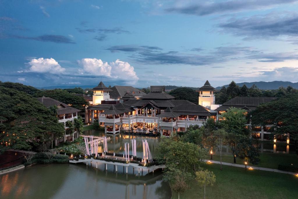 una vista aérea de un complejo con un río en Le Meridien Chiang Rai Resort, Thailand, en Chiang Rai