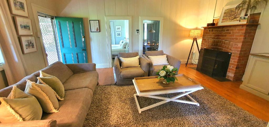 Old Schoolmaster's Cottage on the Barrington River - Maison De Trois Chambres