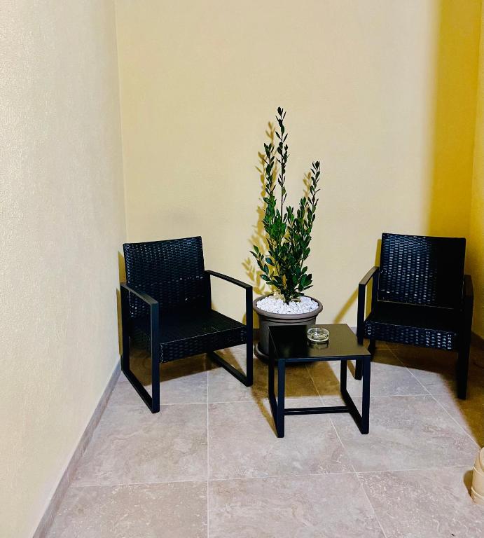 Posezení v ubytování New, Modern Ground Floor Apartment with Pool