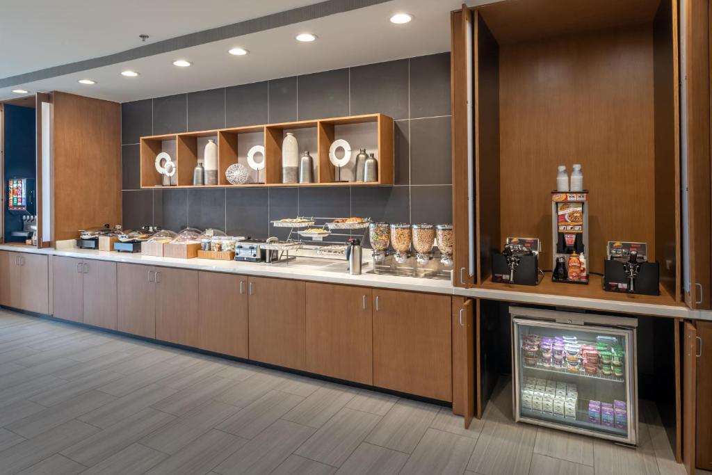 Příslušenství pro přípravu čaje a kávy v ubytování SpringHill Suites by Marriott Dallas McKinney