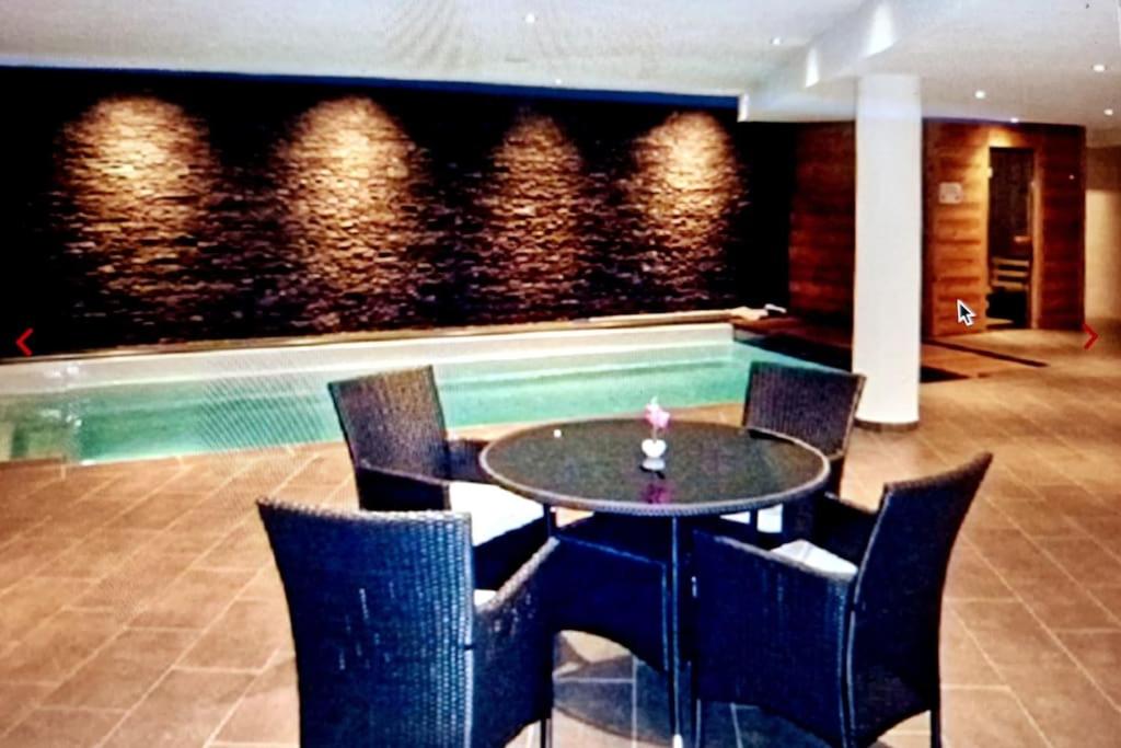 Bazén v ubytování Superbe appartement Champex-Lac avec piscine et sauna nebo v jeho okolí