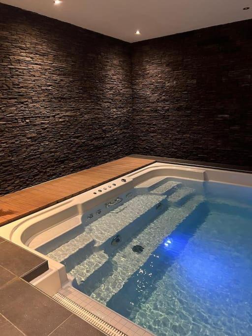 Bazén v ubytování Superbe appartement Champex-Lac avec piscine et sauna nebo v jeho okolí