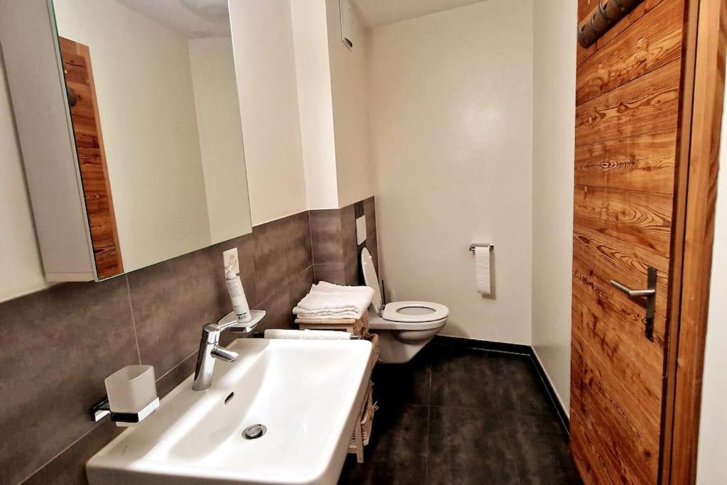 Koupelna v ubytování Superbe appartement Champex-Lac avec piscine et sauna