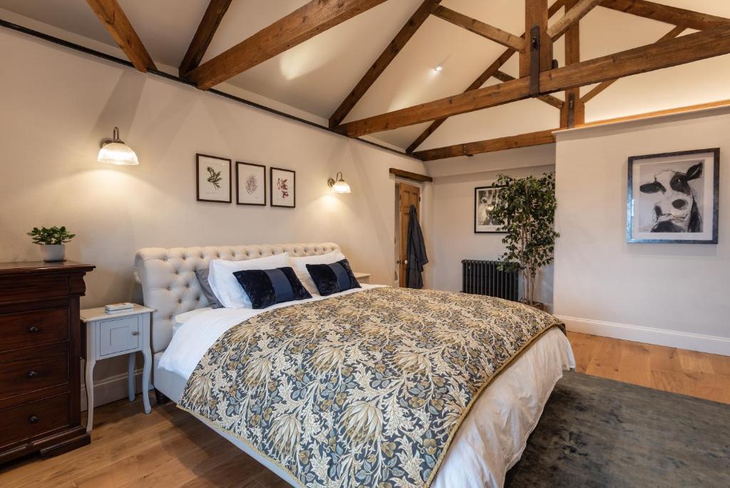 1 dormitorio con 1 cama grande y techo de madera en Trevidgeowe Farmhouse, en Bodmin