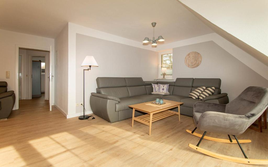 - un salon avec un canapé et une table dans l'établissement Nordsee-Flair, à Böhl