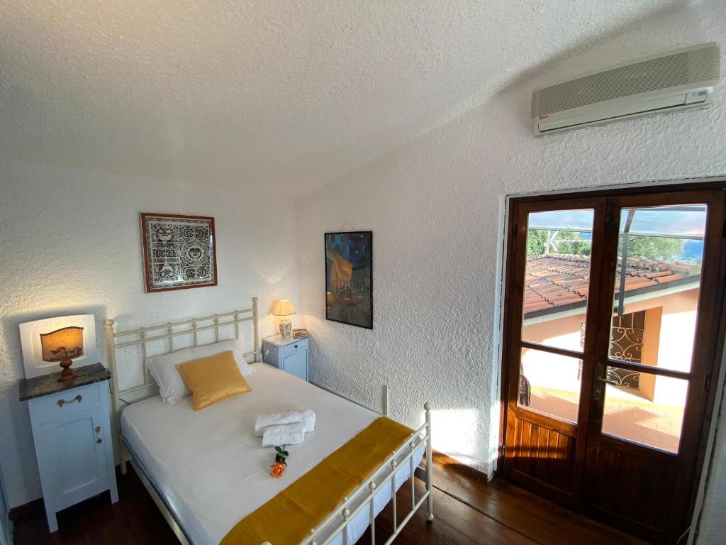 une chambre avec un lit et une grande fenêtre dans l'établissement Panoramic View Village of Villa Luigina Cortona, à Castiglion Fiorentino 34 autres photos