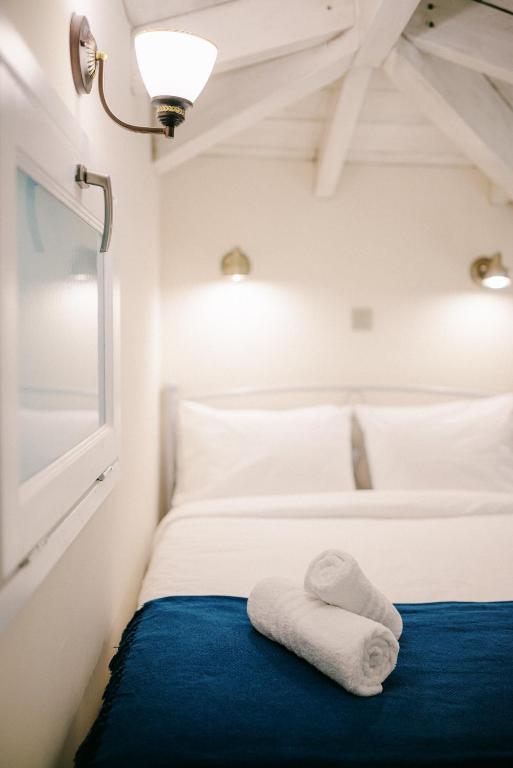 Postel nebo postele na pokoji v ubytování Neapolis 1897 Boutique Luxury Rooms
