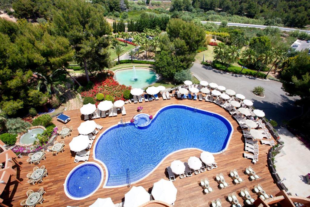 een uitzicht over het zwembad van een resort bij Ona Palmira Paradise in Paguera