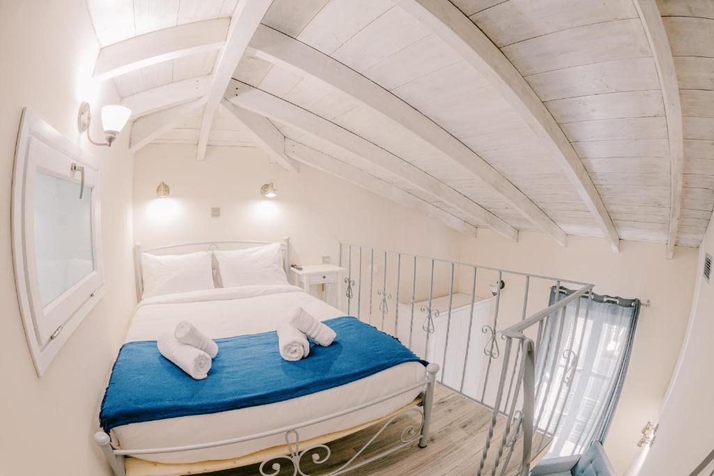Postel nebo postele na pokoji v ubytování Neapolis 1897 Boutique Luxury Rooms