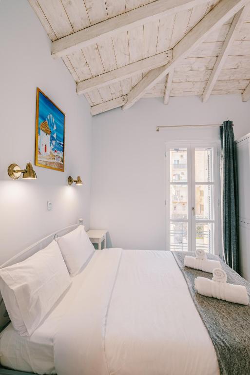 Postel nebo postele na pokoji v ubytování Neapolis 1897 Boutique Luxury Rooms