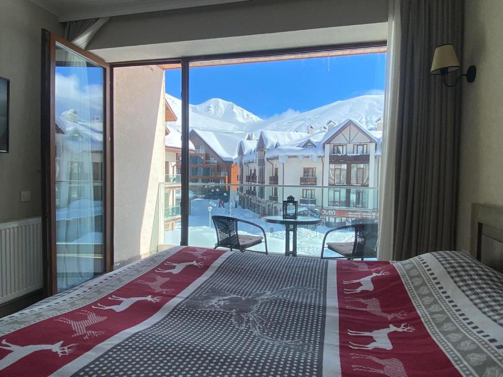Postel nebo postele na pokoji v ubytování New Gudauri Alpen Apartments