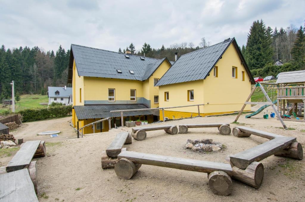 Byggingin sem gistiheimilið er í