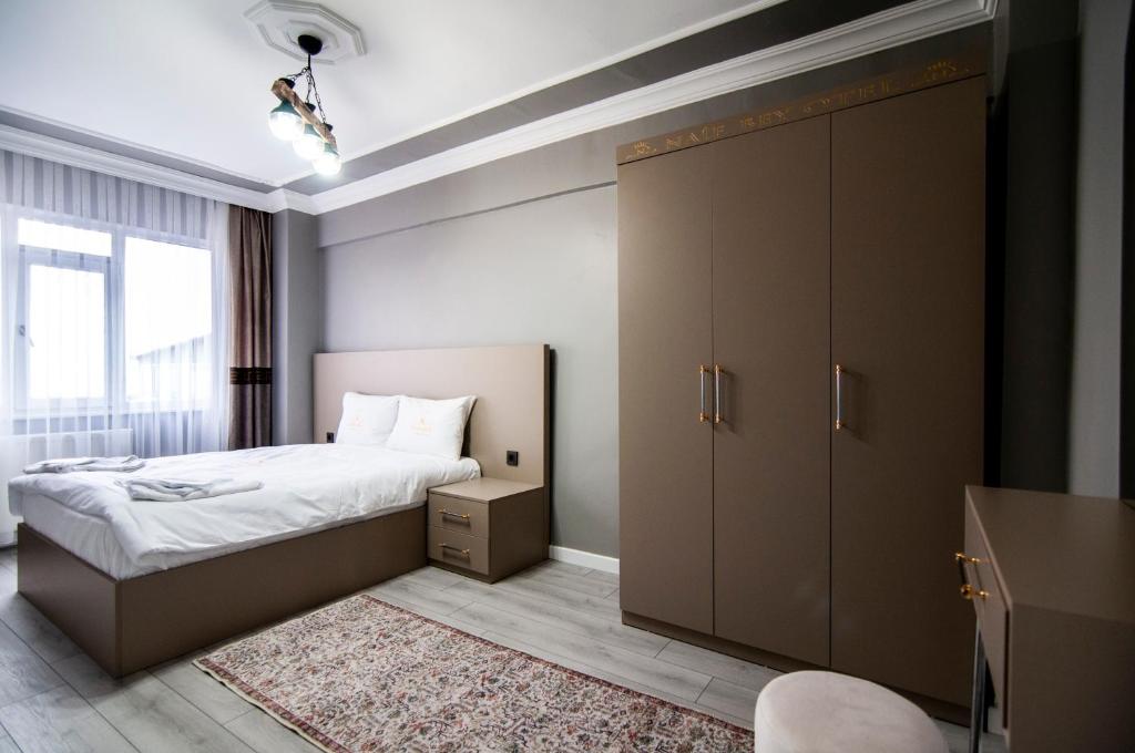 um quarto com uma cama e um grande armário em Naif Bey Hotel em Istambul