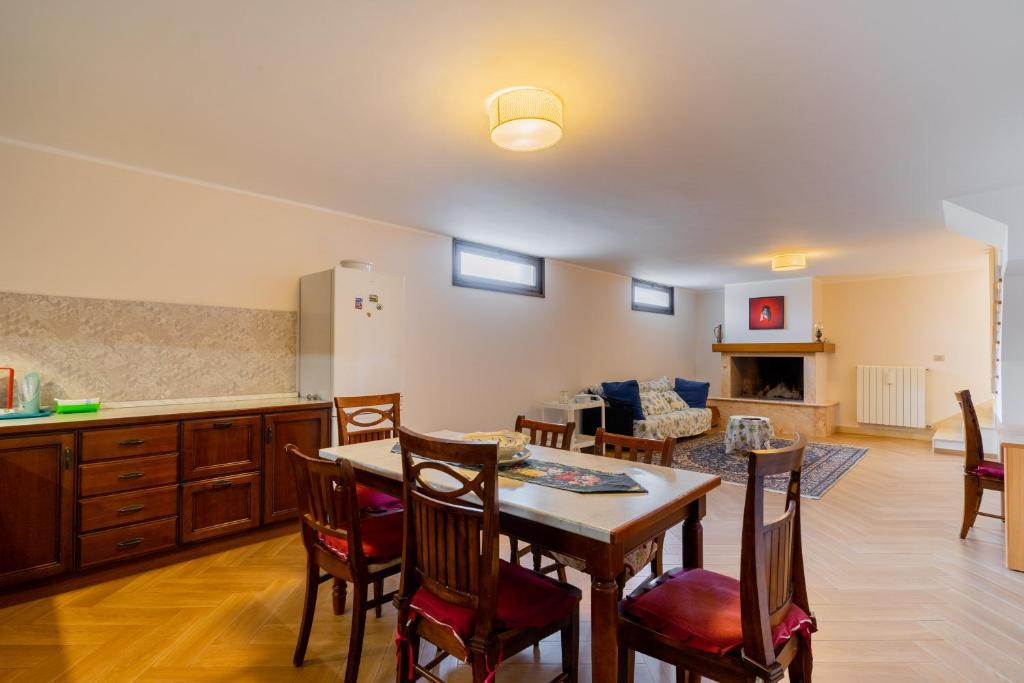 Posezení v ubytování Intera villa ad uso esclusivo con 2 bagni 4 camere da letto,garage,giardino,area fitness,lavatrice,wifi