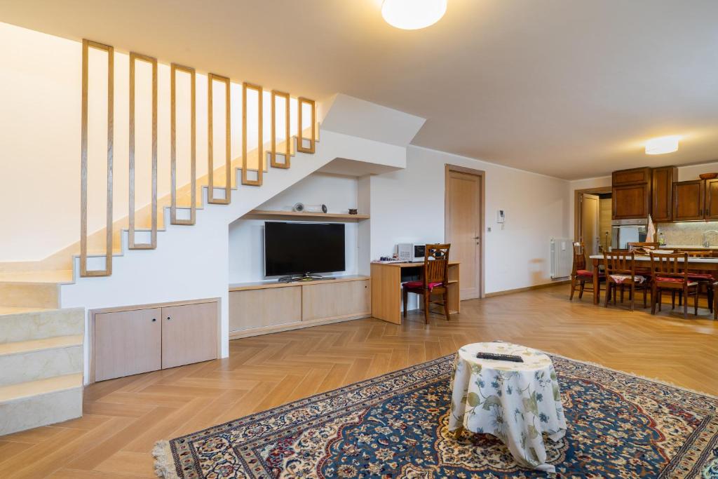 Kuchyň nebo kuchyňský kout v ubytování Intera villa ad uso esclusivo con 2 bagni 4 camere da letto,garage,giardino,area fitness,lavatrice,wifi