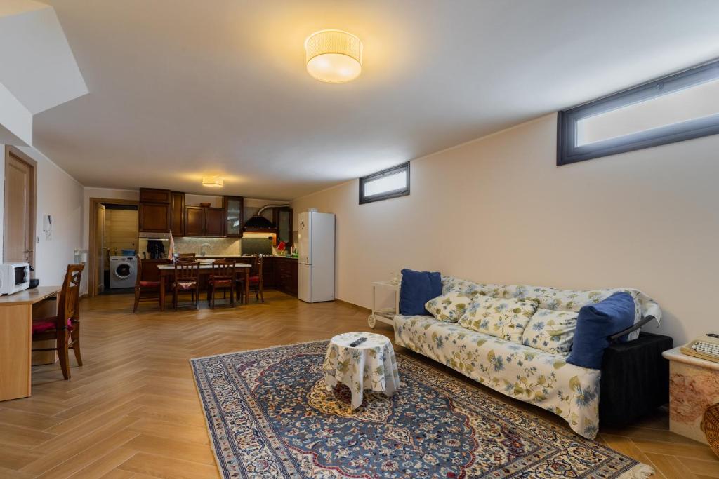 Kuchyň nebo kuchyňský kout v ubytování Intera villa ad uso esclusivo con 2 bagni 4 camere da letto,garage,giardino,area fitness,lavatrice,wifi