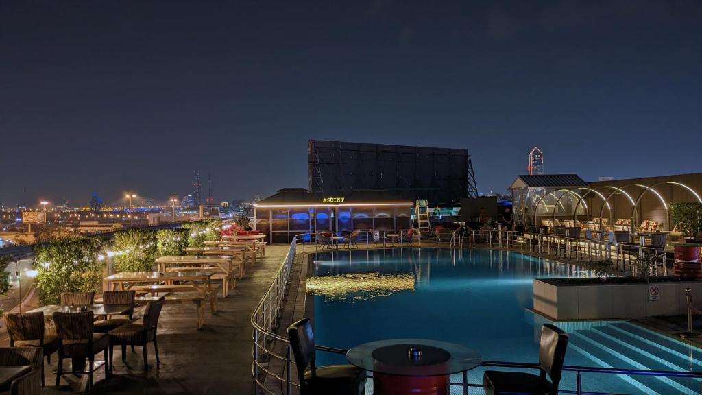 Bazén v ubytování FORTUNE ATRIUM HOTEL nebo v jeho okolí