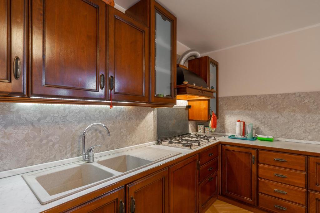 Kuchyň nebo kuchyňský kout v ubytování Intera villa ad uso esclusivo con 2 bagni 4 camere da letto,garage,giardino,area fitness,lavatrice,wifi