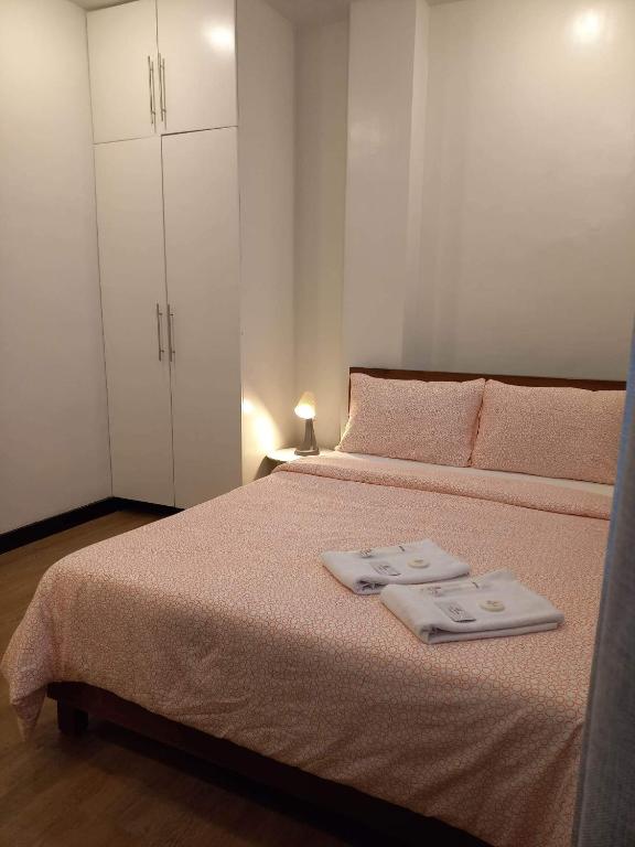 Postel nebo postele na pokoji v ubytování GLC SUITES