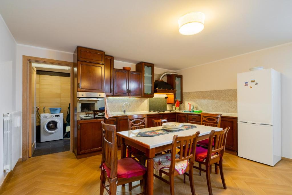 Kuchyň nebo kuchyňský kout v ubytování Intera villa ad uso esclusivo con 2 bagni 4 camere da letto,garage,giardino,area fitness,lavatrice,wifi