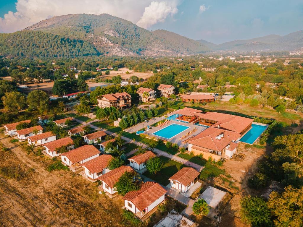 uma vista aérea de uma casa com piscina em Enso Inn em Fethiye