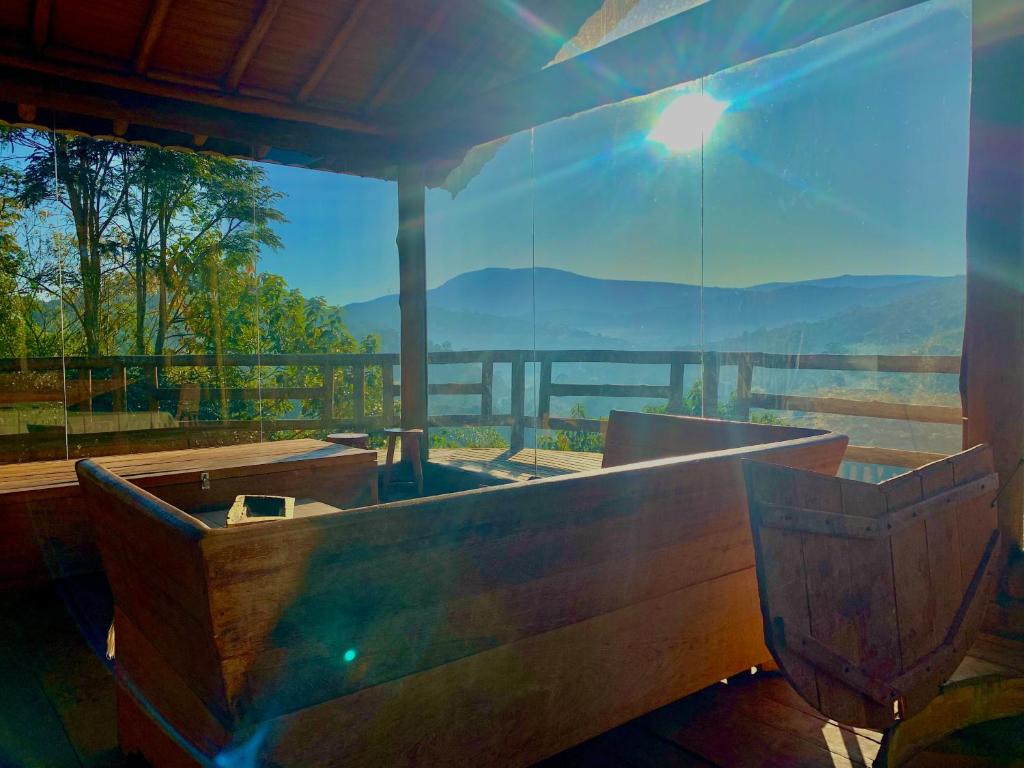 Zimmer mit einem großen Fenster und Bergblick in der Unterkunft Pedra que Estala / Reserva Alto da Colina in Conceição da Ibitipoca