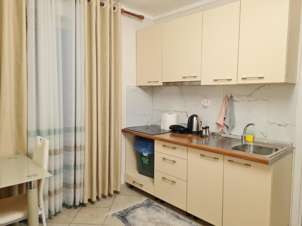 Downtown Boulevard apartment with a cute balcony! - Imazhi 5